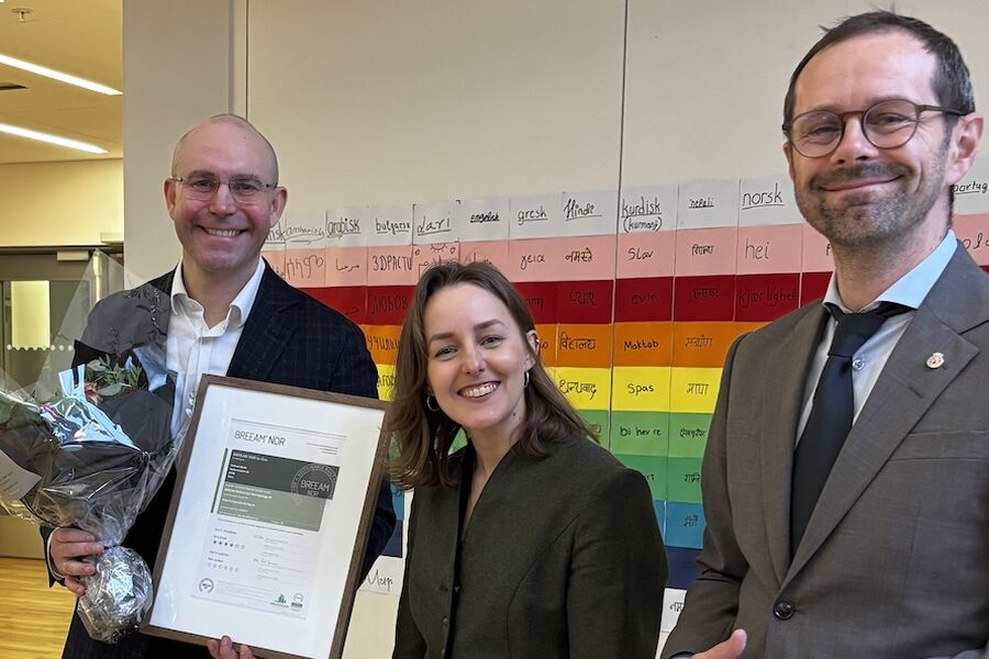 Administrerende direktør Oslo Pensjonsforsikring, Lars Haram, daglig leder i Grønn Byggallianse, Mie Fuglseth og finansbyråd Hallstein Bjercke (V). Foto: Grønn Byggallianse