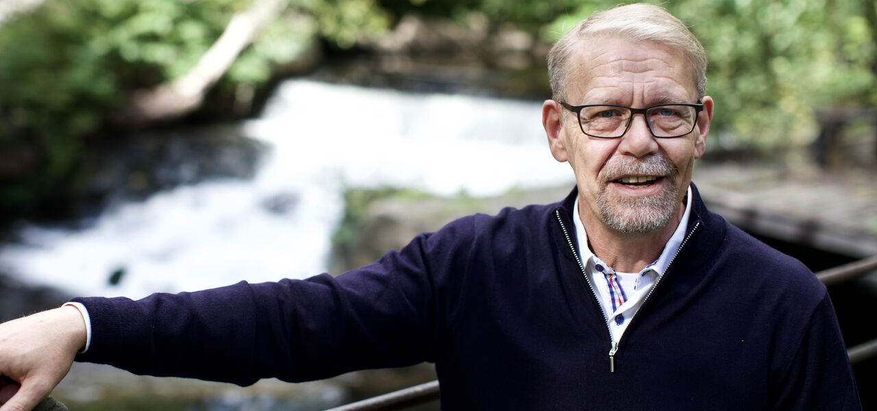 Mann stå foran en fossende Akerselva