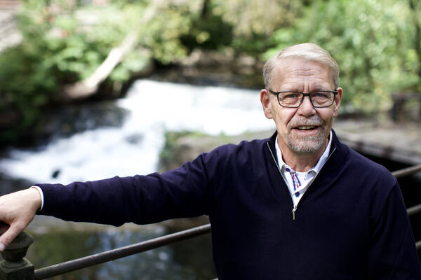 IKKE OPPTATT AV TITLER. Forbundsleder er bare en tittel, jeg er først og fremst Bjørn-Tore, sier Hørselsforbundets nye frontfigur. Mann stå foran en fossende Akerselva