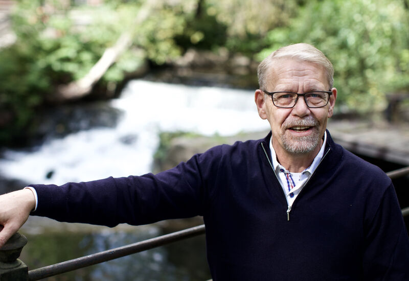 Mann stå foran en fossende Akerselva