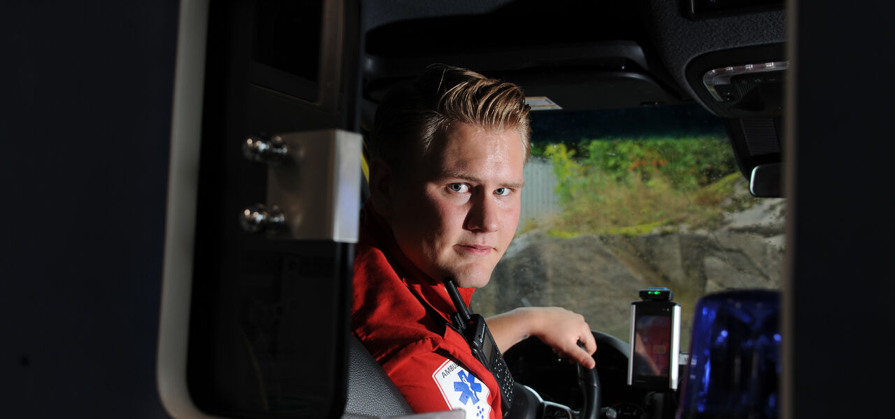 Amulansesjåfør snur seg i bilen