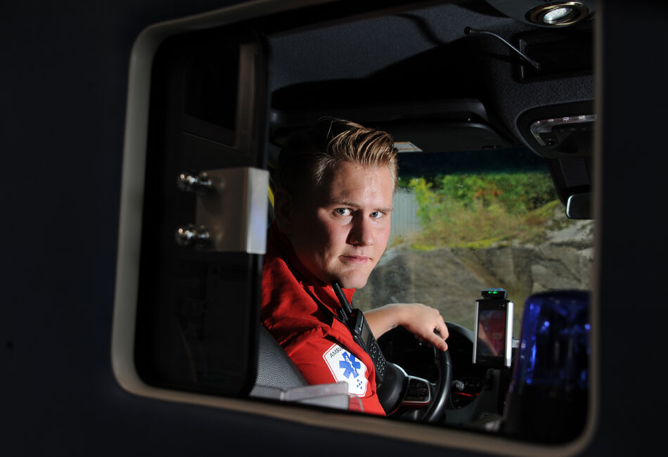 Amulansesjåfør snur seg i bilen