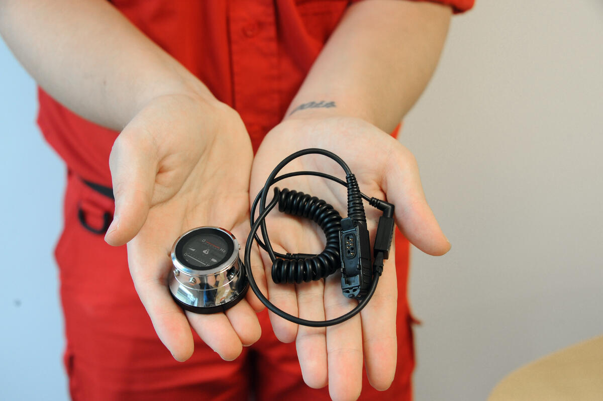 HJEMMELAGET. Stetoskop og samband er viktig utstyr for en ambulansearbeider. Daniel har selv funnet en løsning som gjør at utstyret kan kommunisere med høreapparatet Sambandsutstyr ligger i to håndflater for å vises frem