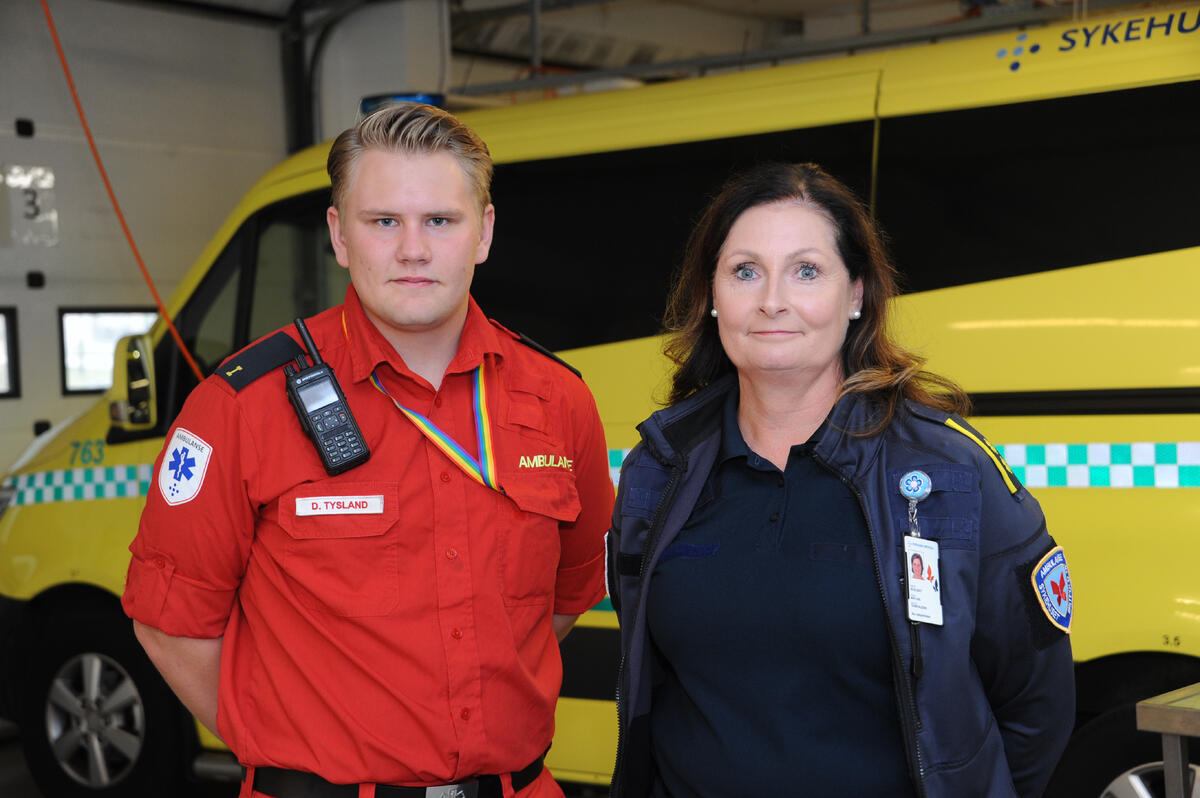 FÅR SKRYT AV SJEFEN. Sjef på ambulansestasjonen i Fredrikstad, May-Liss Thorvaldsen, er imponert over hva Daniel har fått til Mann og dame står ved en ambulanse