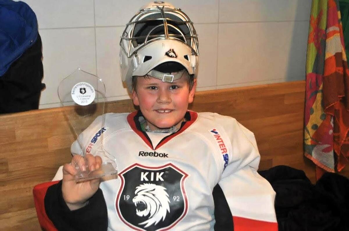 HOCKEYGUTT. Daniel lot ikke hørselen stoppe ham og drev med de samme aktivitetene som andre barn. Foto: privat Gutt i åtte-ni årsalderen med store fortenner fullt hockeyutstyr