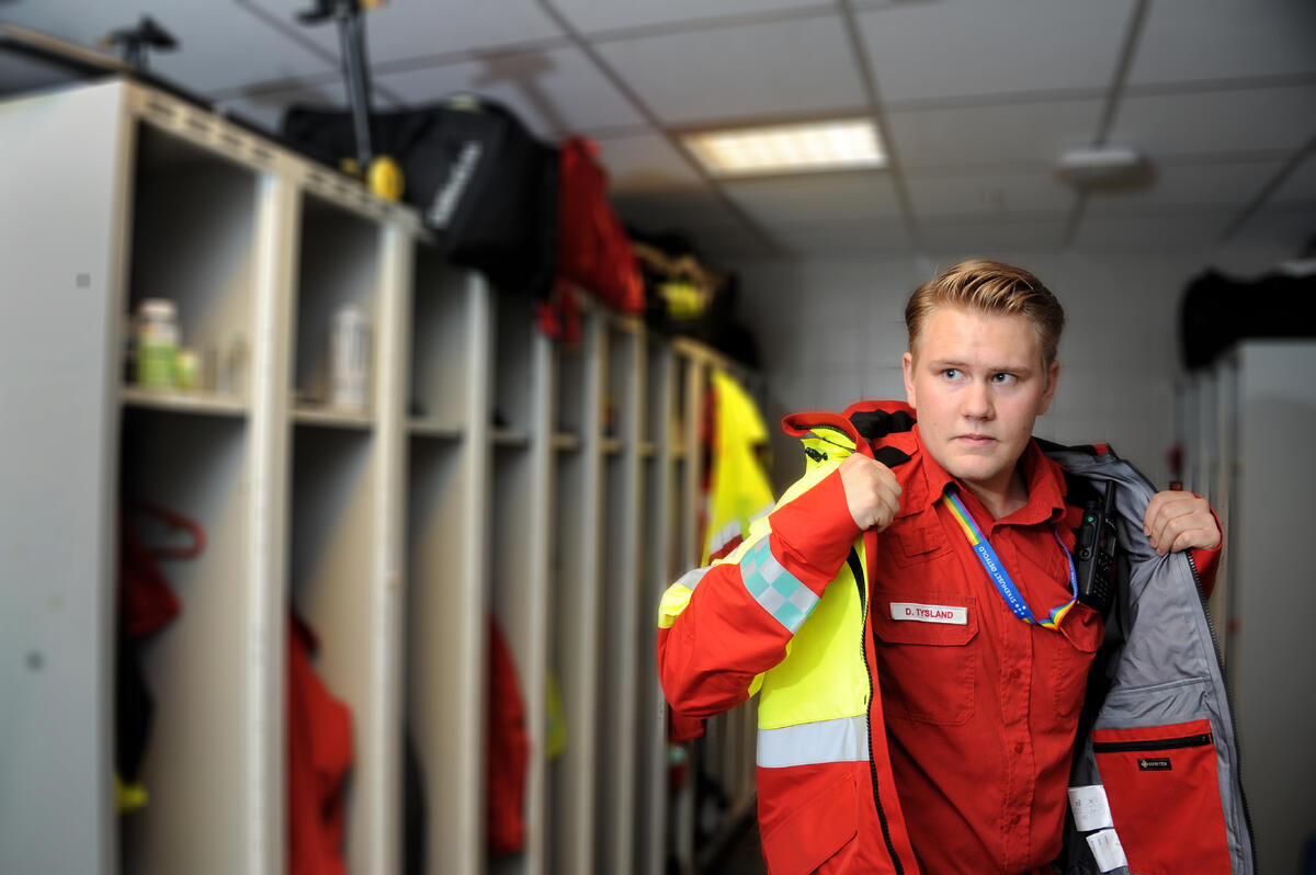 60 SEKUNDER. Når alarmen går, må Daniel være lynrask med å få på seg utstyret. Fra alarmen går, skal ambulansen være i bevegelse innen 60 sekunder. Ambulansearbeider kler på seg i garderoben