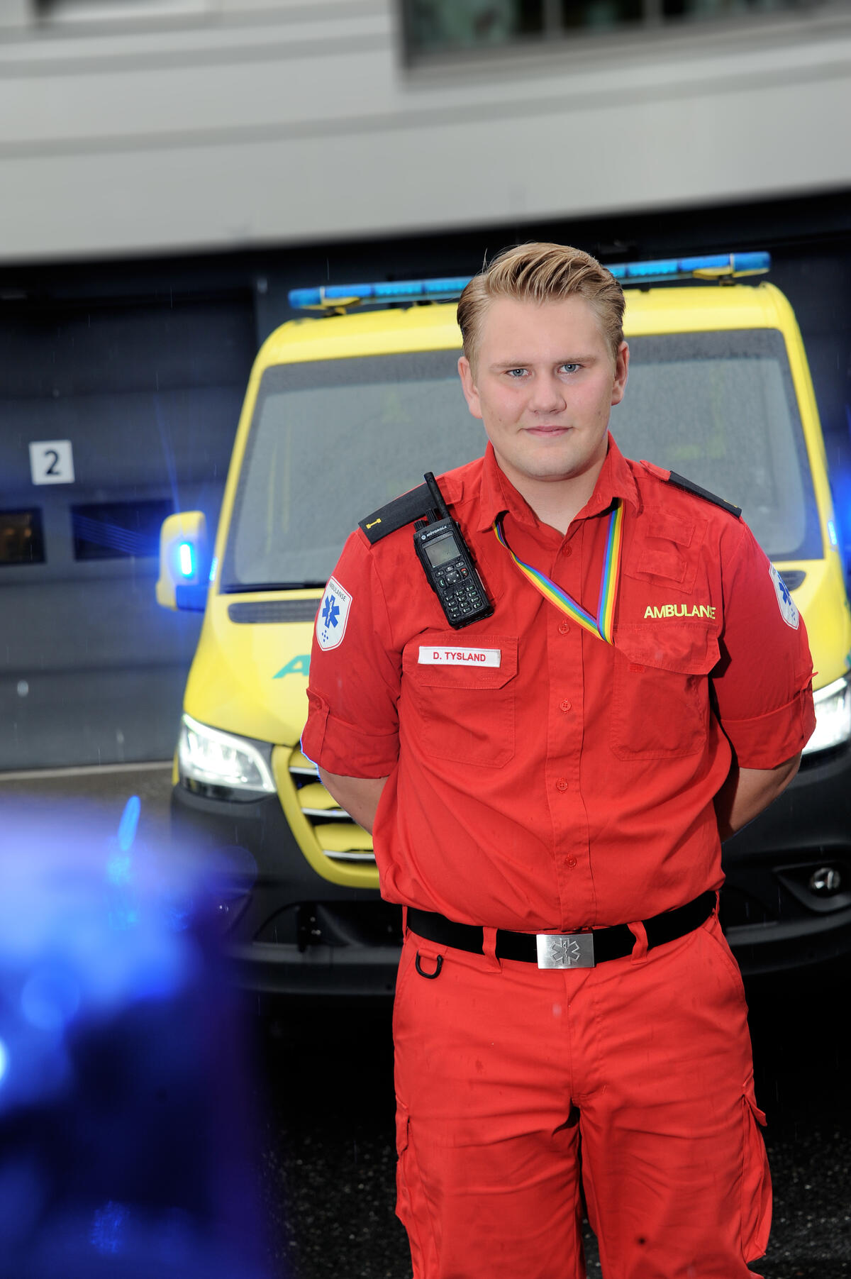 NYTTIG BAKGRUNN. Daniel har regnet ut at han har tatt nærmere 1000 kurstimer gjennom Røde Kors. Dette er både nyttig og viktig i den fremtidige jobben som ambulansearbeider. Mann står foran ambulansebil