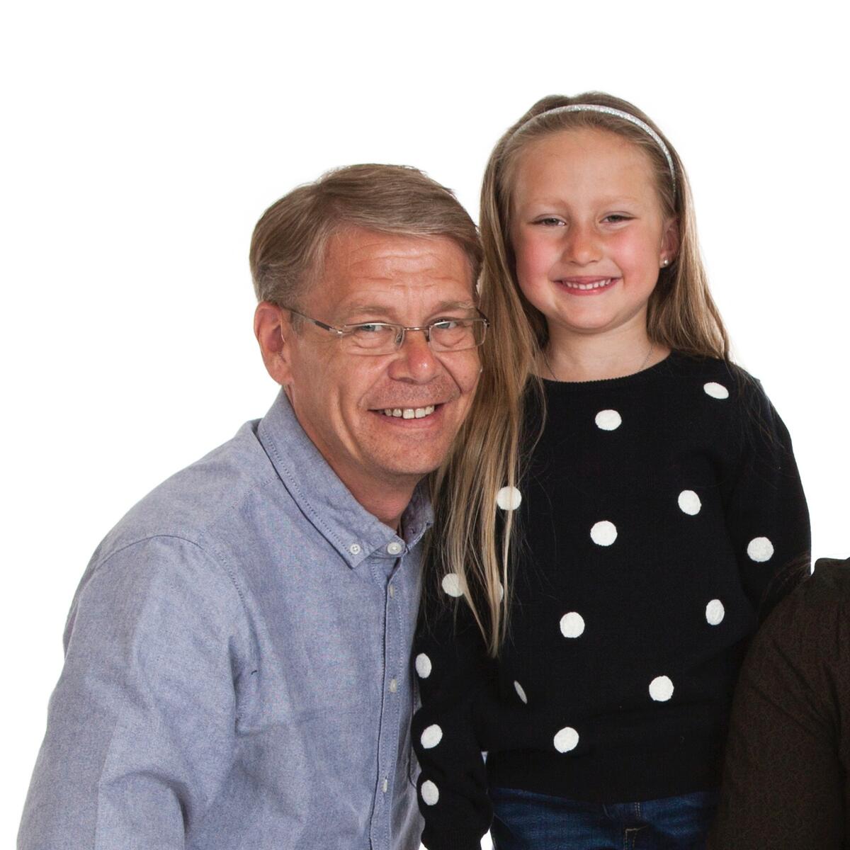 Mann og jente smiler mot fotografen