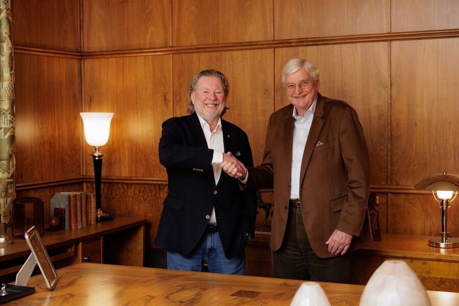 Odd Reitan og Knut Aspelin har signert avtale om etablering av felles selskap i Oslo. Foto Åsmund Holien Mo