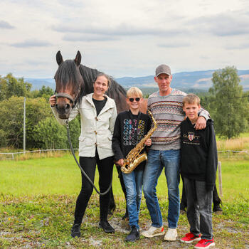 To barn og to voksne med en hest