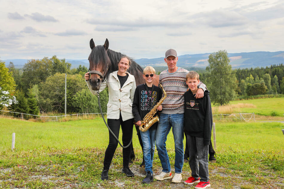 To barn og to voksne med en hest