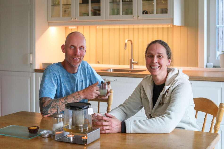 Mann og dame på kjøkken