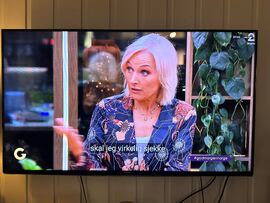 Blond dame med blå blomstret overdel