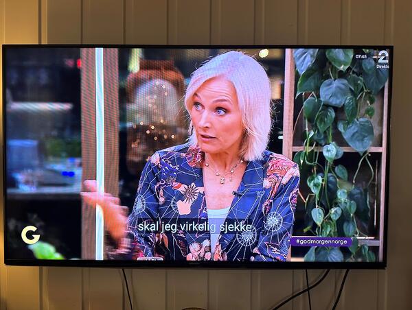 Blond dame med blå blomstret overdel