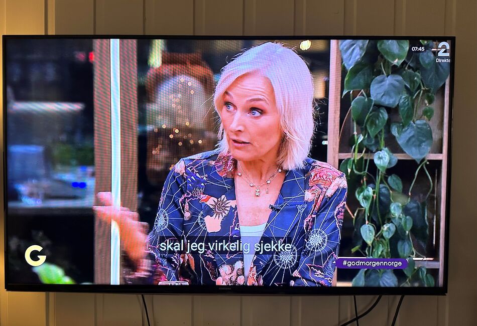 Blond dame med blå blomstret overdel