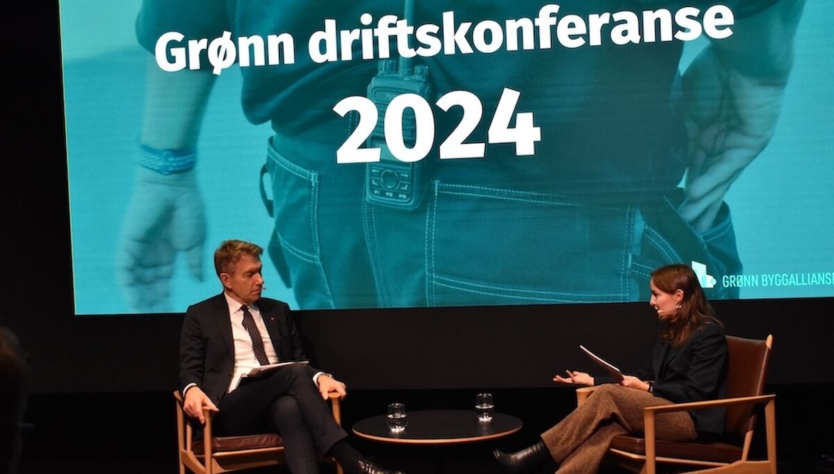 Energiminister Terje Aasland (Ap) i samtale med Mie Fuglseth under Grønn driftskonferanse 2024. Foto: Grønn Byggallianse Energiminister Terje Aasland (Ap) i samtale med Mie Fuglseth under Grønn driftskonferanse 2024. Foto: Grønn Byggallianse