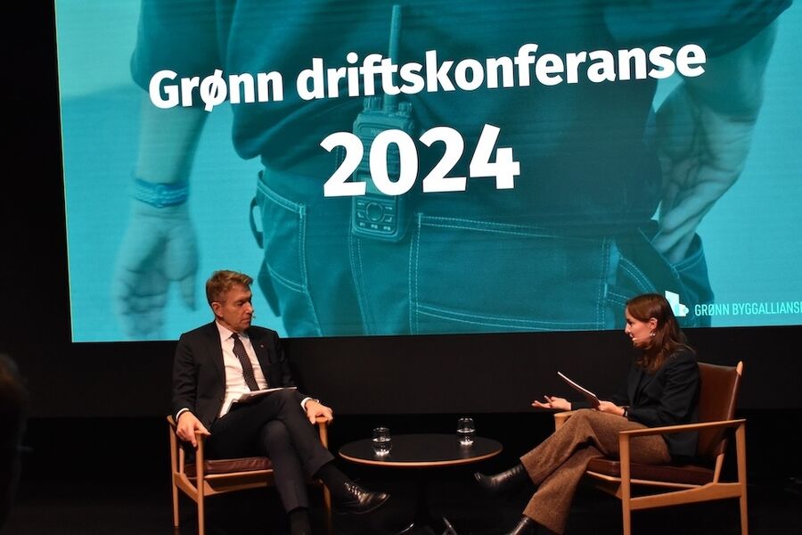 Energiminister Terje Aasland (Ap) i samtale med Mie Fuglseth under Grønn driftskonferanse 2024. Foto: Grønn Byggallianse
