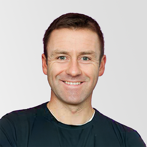 Smilende mann med mørkt hår