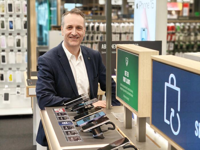 SMÅTING: En nødlader dekker ikke de store tingene som får problemer hvis strømmen blir borte, slik som oppvarming, kjøleskap, matlaging og kommunikasjon, men den dekker godt småting som høreapparater, sier Jan Adelsten Røsholm. Foto: Stian Sønsteng Jan Adelsten Røsholm i elektronikkbutikk foran mobiltelefoner