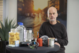 Tore Kamfjord viser frem vann, nødlader, hermetikk og andre varer som er viktige å ha i et beredskapslager.