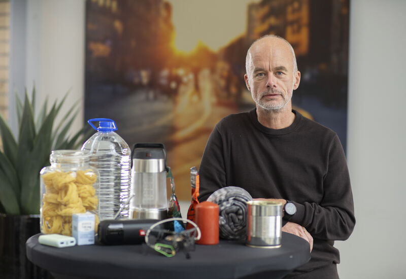 Tore Kamfjord viser frem vann, nødlader, hermetikk og andre varer som er viktige å ha i et beredskapslager.