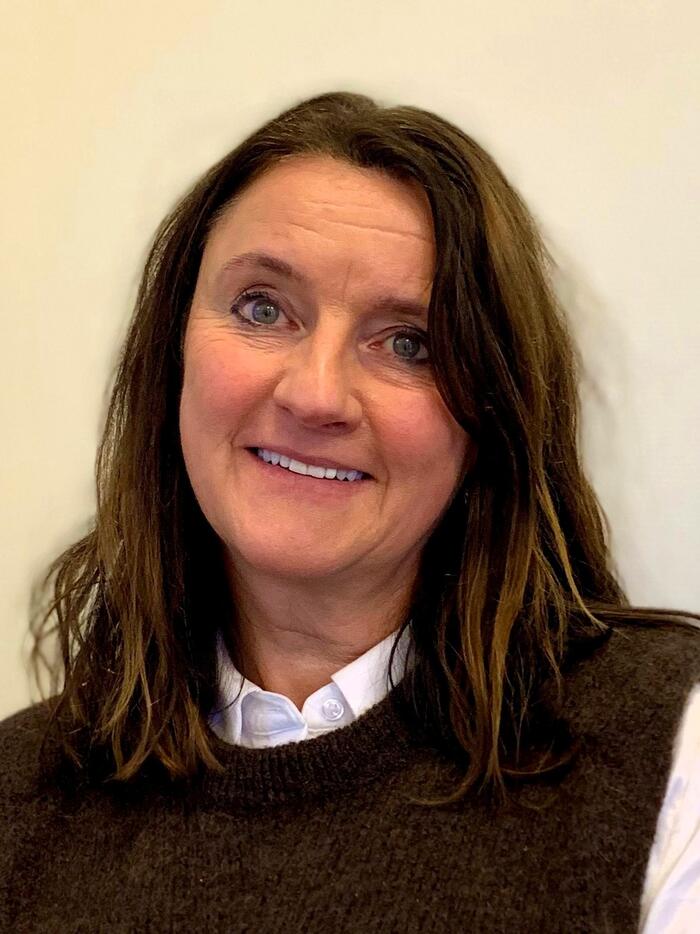 Dame med mørkt, langt hår