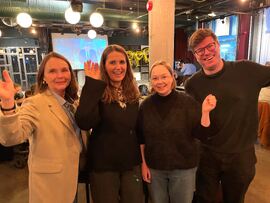 JUBEL. Hørselsforbundet jublet etter at vedtaket om innlemmelse av CRPD i norsk lov ble vedtatt for åpen storskjerm. Fra venstre seniorrådgiver Marit Winjor, leder for samfunn og politikk Ragnhild S. Støkket, politisk rådgiver Øydis Lebiko og ungdomskonsulent Isak Grov Diesen. Foto: Tor Slette Johansen