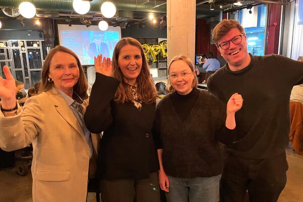 JUBEL. Hørselsforbundet jublet etter at vedtaket om innlemmelse av CRPD i norsk lov ble vedtatt for åpen storskjerm. Fra venstre seniorrådgiver Marit Winjor, leder for samfunn og politikk Ragnhild S. Støkket, politisk rådgiver Øydis Lebiko og ungdomskonsulent Isak Grov Diesen. Foto: Tor Slette Johansen