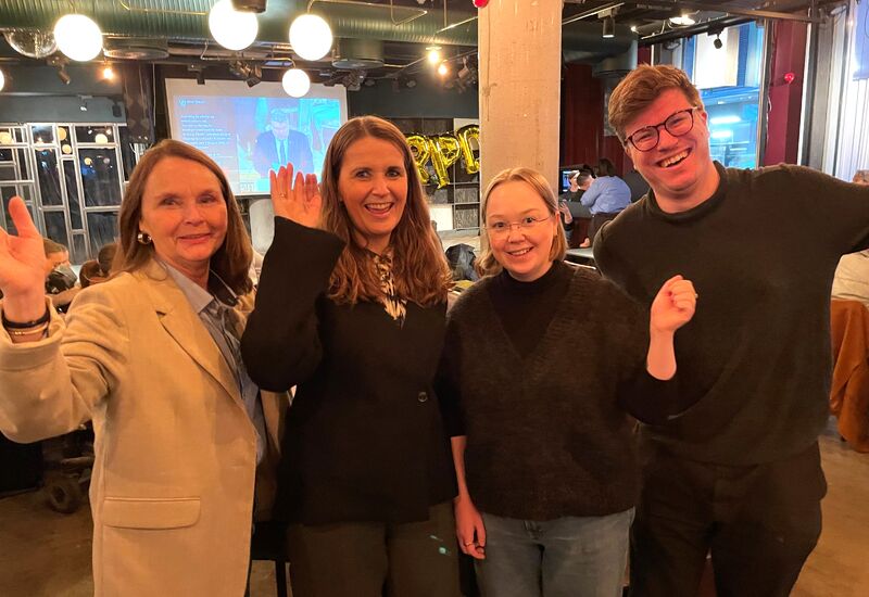 JUBEL. Hørselsforbundet jublet etter at vedtaket om innlemmelse av CRPD i norsk lov ble vedtatt for åpen storskjerm. Fra venstre seniorrådgiver Marit Winjor, leder for samfunn og politikk Ragnhild S. Støkket, politisk rådgiver Øydis Lebiko og ungdomskonsulent Isak Grov Diesen. Foto: Tor Slette Johansen