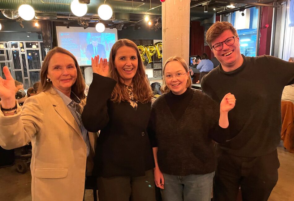 JUBEL. Hørselsforbundet jublet etter at vedtaket om innlemmelse av CRPD i norsk lov ble vedtatt for åpen storskjerm. Fra venstre seniorrådgiver Marit Winjor, leder for samfunn og politikk Ragnhild S. Støkket, politisk rådgiver Øydis Lebiko og ungdomskonsulent Isak Grov Diesen. Foto: Tor Slette Johansen