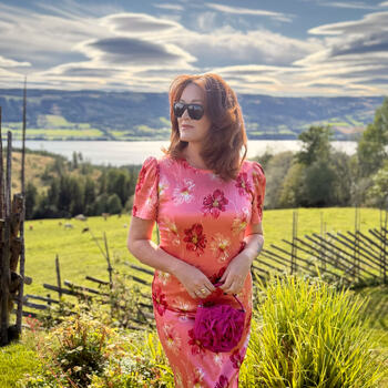 Foto av Ingeborg Heldal med Brøttum og Mjøsa bak