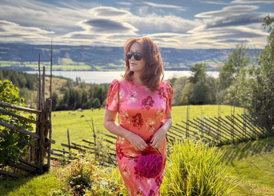 Foto av Ingeborg Heldal med Brøttum og Mjøsa bak