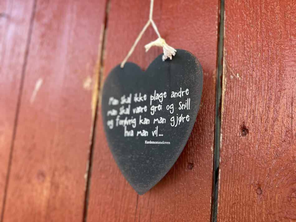 Et hjerte som henger på veggen, inspirerende tekst