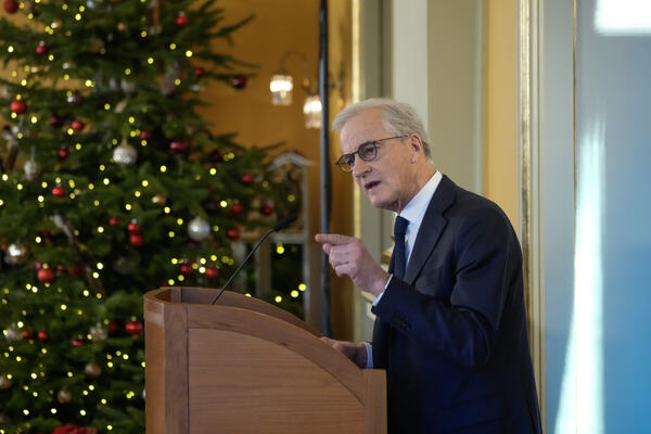 LOVER FORTGANG. Statsminister Jonas Gahr Støre lover raskere hjelp til innbyggere som trenger høreapparat. Foto: NTB Ole Berg-Rusten Stasminister Jonas Gahr Støre står på talerstolen med et juletre i bakgrunnen