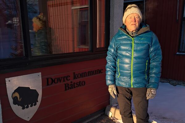 Mann i blå boblejakke står foran Dovre kommunes rådhus
