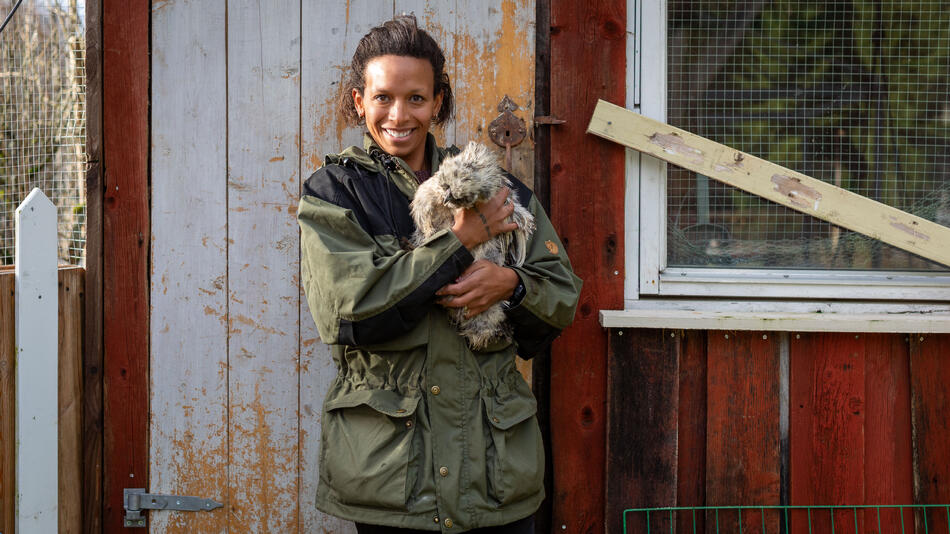Dame som holder ei høne