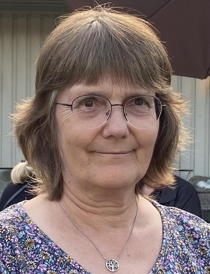 Dame med brunt hår og briller