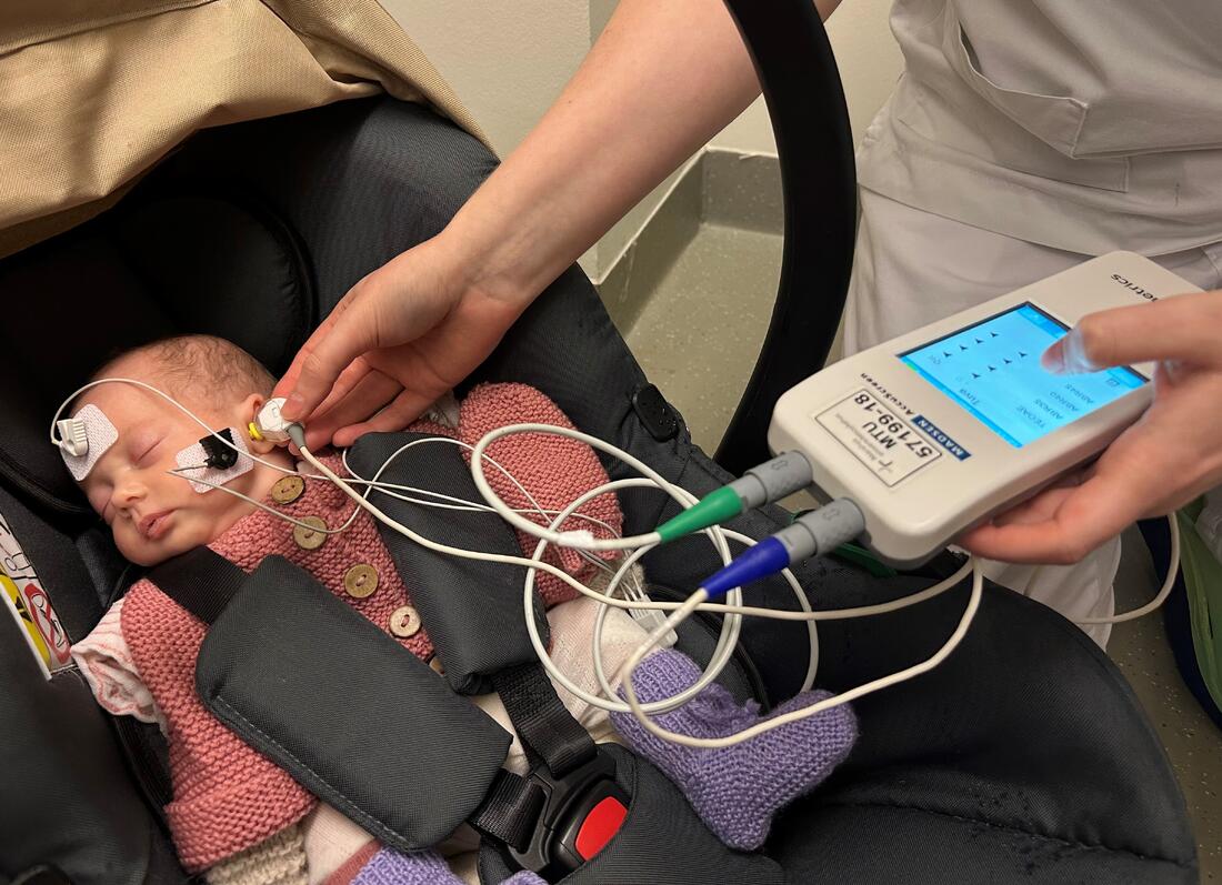EKSTRA OPPFØLGING. Ved mistanke om hørselstap hos nyfødte, blir de undersøkt ved hjelp av automatisert hjernestammerespons-audiometri (AABR). Illustrasjonsfoto: Bjørg Engdahl