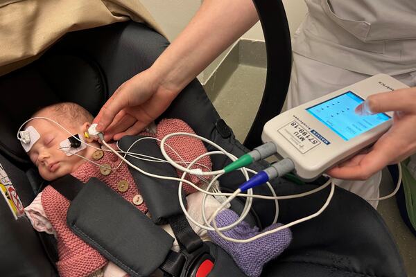 EKSTRA OPPFØLGING. Ved mistanke om hørselstap hos nyfødte blir de undersøkt ved hjelp av automatisert hjernestammerespons-audiometri (AABR). Illustrasjonsfoto: Bjørg Engdahl