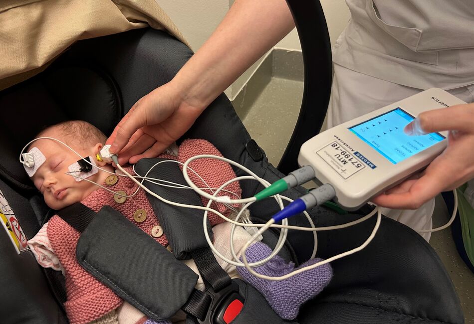 EKSTRA OPPFØLGING. Ved mistanke om hørselstap hos nyfødte blir de undersøkt ved hjelp av automatisert hjernestammerespons-audiometri (AABR). Illustrasjonsfoto: Bjørg Engdahl