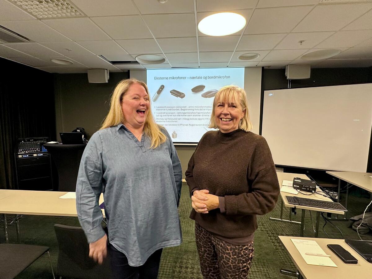 To damer ler hjertelig