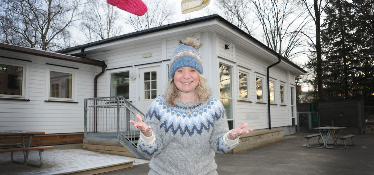 Same i strikkegenser kaster masse strukkeluer i lufta