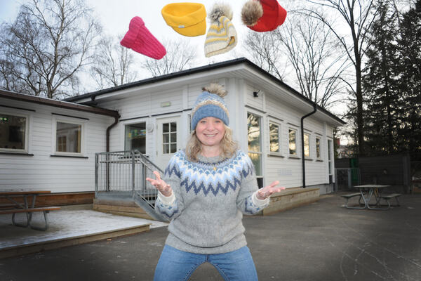 SKAM. Eli var jenta som gikk med lue året rundt og aldri hadde oppsatt hår. I dag er hun kvitt skammen og lever av å formidle og fortelle om hørselstap. Same i strikkegenser kaster masse strukkeluer i lufta