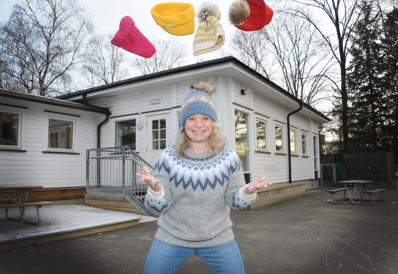 Same i strikkegenser kaster masse strukkeluer i lufta