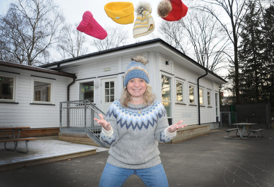 Same i strikkegenser kaster masse strukkeluer i lufta