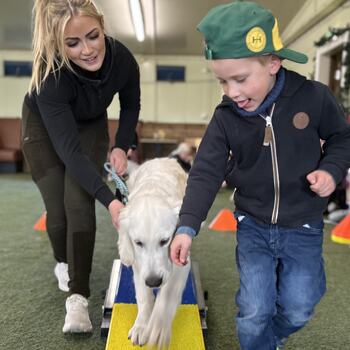 Mor og barn med hund