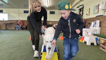 Mor og barn med hund