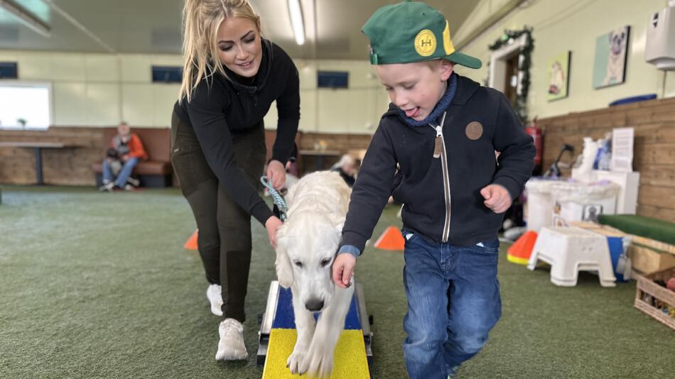 Mor og barn med hund