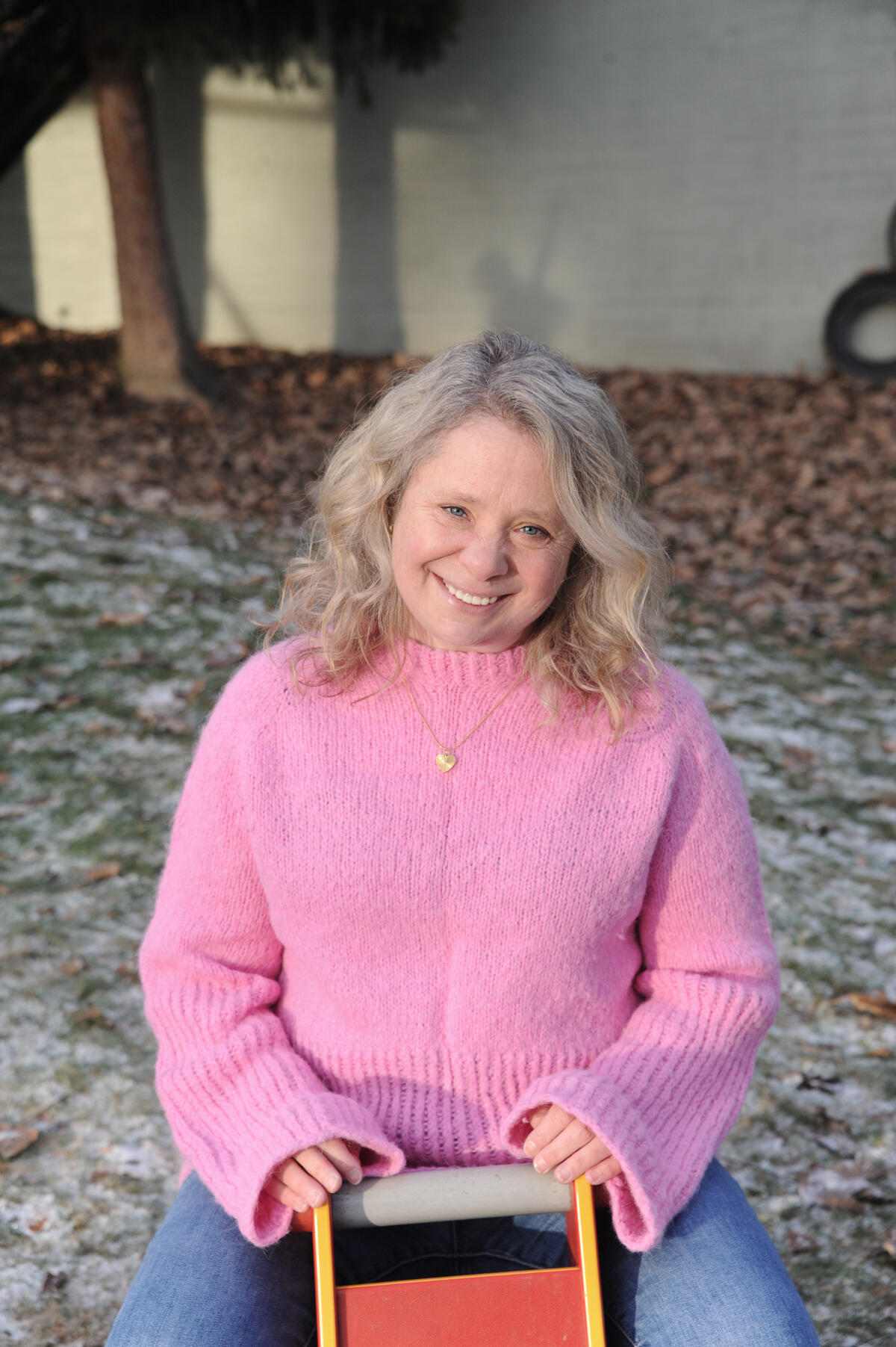 FANTASTISK START. Eli gikk i en barnehage tilrettelagt for barn med hørselsnedsettelse. Din Hørsel tok henne tilbake til Voldsløkka barnehage i Oslo. Same i rosa genser sitter på et lekeapparat