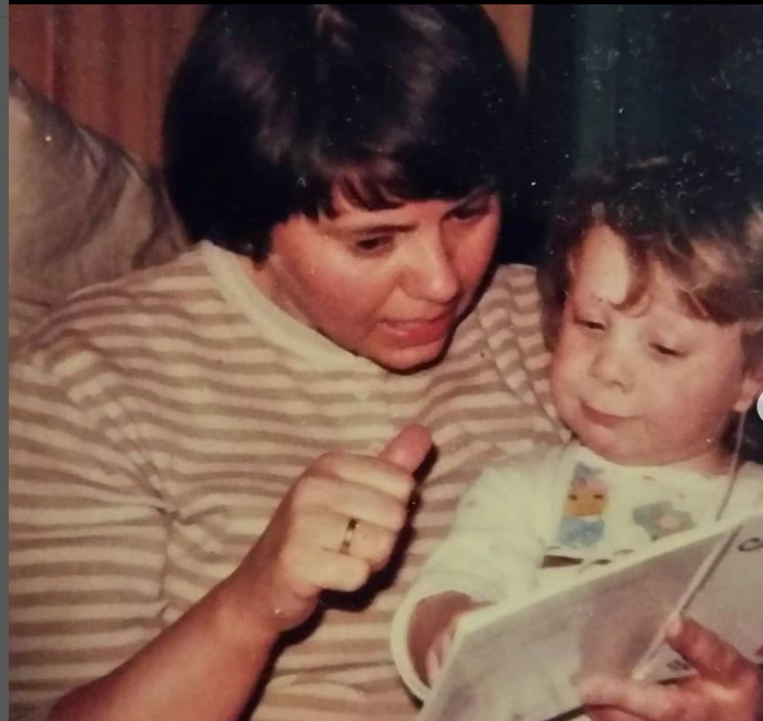 ENGASJERTE FORELDRE. Foreldrene sto på for å gjøre livet til datteren best mulig. Her har mamma Inger-Elin lesestund med Eli. (Foto: privat). Mor leser for en datter som sitter på fanget.